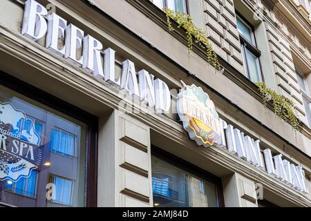 Schild außerhalb des Bierkurortes Beerland in Prag, Tschechien, wo Sie eine Hopfensauna erleben, sich in einem Weizenbett ausruhen und Bier trinken können. Stockfoto