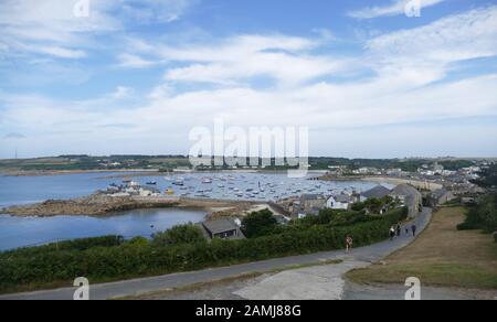 Blick auf den Stadtstrand von Garnisonshügel, St Marys, Scilly-Inseln, Cornwall, Großbritannien Stockfoto