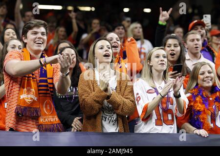 New Orleans, Vereinigte Staaten. Januar 2020. Die Fans der Clemson Tigers feuern ihre Mannschaft an, während sie am Montag, 13. Januar 2020, das Spielfeld für das nationale Meisterschaftsspiel der Colleges mit den LSU Tigers im Superdome in New Orleans, Louisiana einnehmen. Vielleicht zweiter Satz. Foto von AJ Sisco/UPI Credit: UPI/Alamy Live News Stockfoto