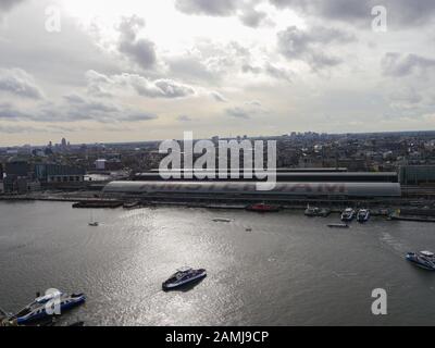 Der Blick von Overhoeks auf den Amsterdamer Hauptbahnhof Stockfoto