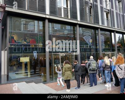 Touristen warten vor dem Eingang zum Anne Franks Haus, Amsterdam, Niederlande Stockfoto