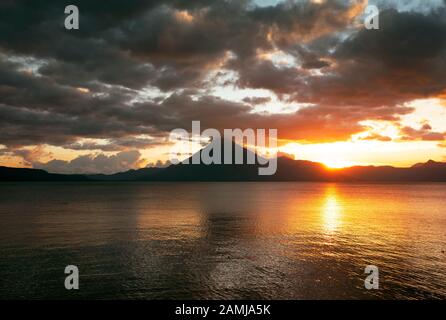 Dramatischer Sonnenuntergang über dem Atitlan-See, Panajachel, Guatemala. Dezember 2018 Stockfoto