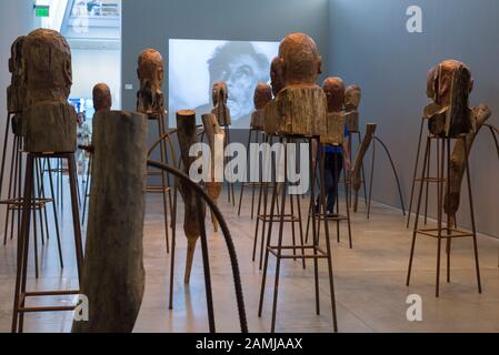 Kader Attia: J'accuse, 2016; Installation von Holzbüsten auf Metall-Plinths. UNIVERSITY OF CALIFORNIA, BERKELEY ART MUSEUM Stockfoto