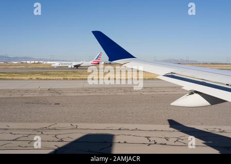 Delta Airlines auf der Startbahn bereit, am internationalen Flughafen von Salt Lake City abzufahren, wie von einem Flugzeugsitz aus zu sehen. Stockfoto