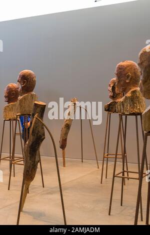 Kader Attia: J'accuse, 2016; Installation von Holzbüsten auf Metall-Plinths. UNIVERSITY OF CALIFORNIA, BERKELEY ART MUSEUM Stockfoto