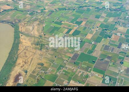 Blick auf die Witwensitze von Salt Lake City, Utah nach Houston, Texas Flug an einem Sommertag, der über Bergkette und Farmen fliegt. Stockfoto