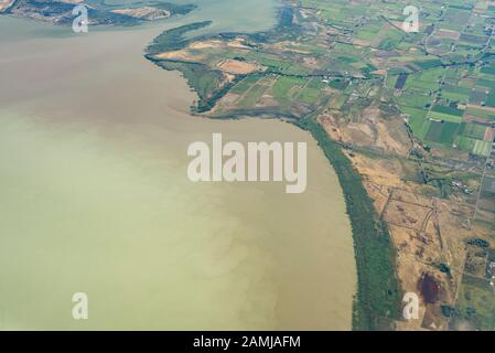 Blick auf die Witwensitze von Salt Lake City, Utah nach Houston, Texas Flug an einem Sommertag, der über Bergkette und Farmen fliegt. Stockfoto