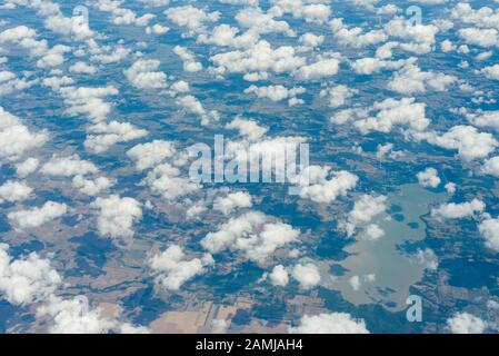 Blick auf den Witwensitz von einem Flug in Salt Lake City, Utah nach Houston, Texas an einem Sommertag, der über eine Wolkendecke fliegt. Stockfoto