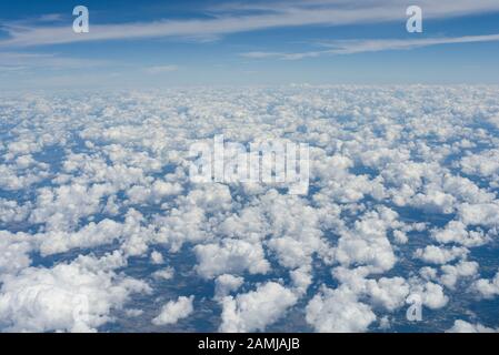 Blick auf den Witwensitz von einem Flug in Salt Lake City, Utah nach Houston, Texas an einem Sommertag, der über eine Wolkendecke fliegt. Stockfoto