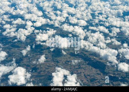 Blick auf den Witwensitz von einem Flug in Salt Lake City, Utah nach Houston, Texas an einem Sommertag, der über eine Wolkendecke fliegt. Stockfoto