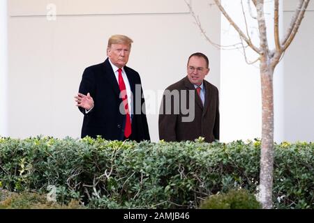 Washington DC, USA. Januar 2020. 13. Januar 2020 - Washington, DC, Vereinigte Staaten: Präsident Donald Trump zusammen mit Mick Mulvaney, Amtierender Stabschef des Weißen Hauses, der auf den South Lawn zuläuft, während der Präsident das Weiße Haus verlässt. (Foto von Michael Brochstein/Sipa USA) Credit: SIPA USA/Alamy Live News Stockfoto