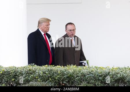 Washington, DC, USA. Januar 2020. 13. Januar 2020 - Washington, DC, Vereinigte Staaten: Präsident DONALD TRUMP zusammen mit MICK MULVANEY, Amtierender Stabschef des Weißen Hauses, der in Richtung South Lawn läuft, während der Präsident das Weiße Haus verlässt. Kredit: Michael Brochstein/ZUMA Wire/Alamy Live News Stockfoto