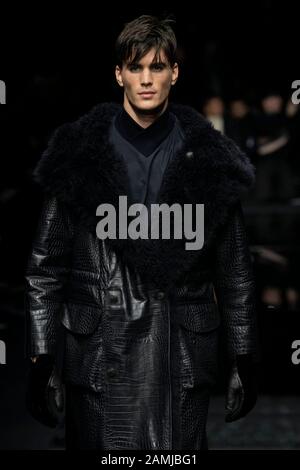 Mailand, Italien. Januar 2020. Giorgio ARMANI Herbst/Winter 2020/2021 Start- Und Landebahn während der Mailänder Fashion Week Men'Äôs Januar 2020 - Mailand, Italien 13.01.2020 weltweite Nutzung Credit: Dpa/Alamy Live News Stockfoto