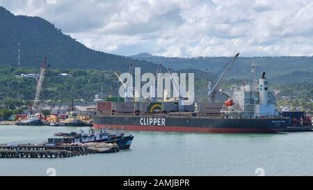 Foto von einigen der Schiffe, die im Hafen von Puerto Plata in der Dominikanischen Republik angedockt sind. Stockfoto
