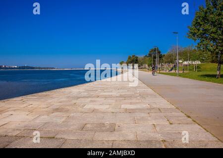 Porto, PORTUGAL - MAI 2018: Menschen, die einen schönen frühen Frühlingstag an der Promenade entlang des Flusses Douro genießen Stockfoto