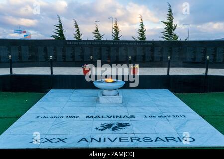 Malvinas (Falklands) war National Historical Monument Memorial auf der Plaza Islas Malvinas in Ushuaia, Tierra del Fuego, Argentinien Stockfoto