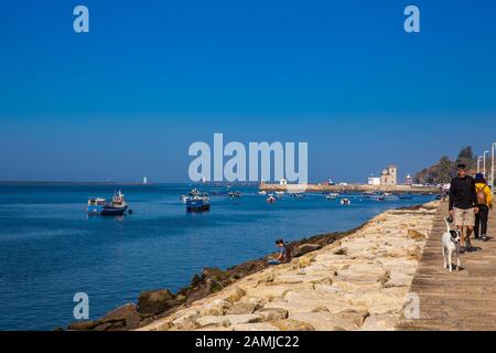 Porto, PORTUGAL - MAI 2018: Menschen, die einen schönen frühen Frühlingstag an der Promenade entlang des Flusses Douro genießen Stockfoto