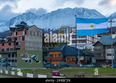 Malvinas (Falklands) war National Historical Monument Memorial auf der Plaza Islas Malvinas in Ushuaia, Tierra del Fuego, Argentinien Stockfoto