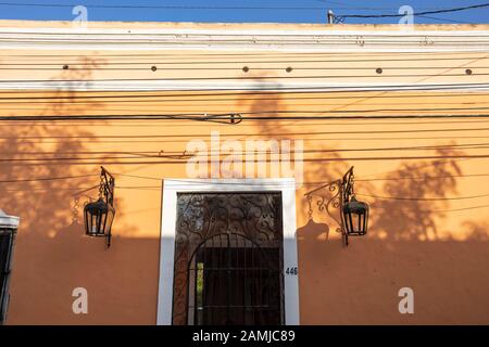 Farbenfrohes Art Deco und traditionelle Häuser und Gebäude in Merida, Yucatan, Mexiko. Stockfoto