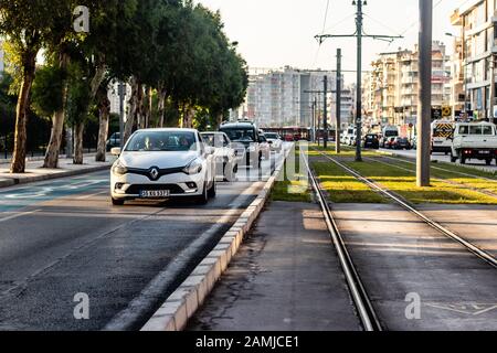Gut aussehende Großbildaufnahmen aus der türkei - es gibt Autos und Schienen für die Straßenbahn, Foto in izmir/türkei. Stockfoto