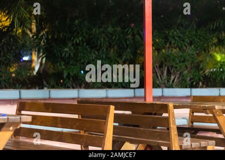 Ein Nachtschießen auf Holzstühle und Tisch hat sich wie ein Café in einer Wohngegend eingestellt, Foto wurde in izmir/türkei gemacht. Stockfoto