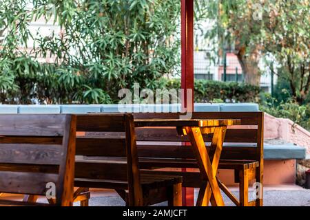 Einige Holzstühle und Tische sind wie ein Café in einem Wohngebiet eingerichtet, Fotos wurden in izmir/türkei gemacht. Stockfoto