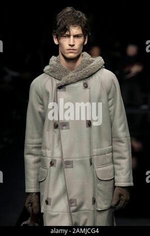 Mailand, Italien. Januar 2020. Giorgio ARMANI Herbst/Winter 2020/2021 Start- Und Landebahn während der Mailänder Fashion Week Men'Äôs Januar 2020 - Mailand, Italien 13.01.2020 weltweite Nutzung Credit: Dpa/Alamy Live News Stockfoto
