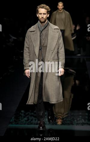 Mailand, Italien. Januar 2020. Giorgio ARMANI Herbst/Winter 2020/2021 Start- Und Landebahn während der Mailänder Fashion Week Men'Äôs Januar 2020 - Mailand, Italien 13.01.2020 weltweite Nutzung Credit: Dpa/Alamy Live News Stockfoto