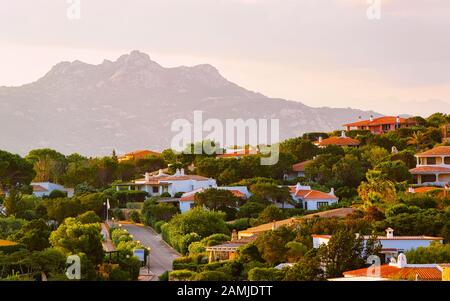 Baja Sardinien Resort an der Costa Smeralda bei Sonnenuntergang Reflex Stockfoto