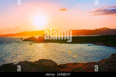 Sonnenaufgang am Capo Ferro an der Costa Smeralda Meerreflex Stockfoto