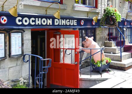 Quebec City, Kanada - 12. August 2019: Le Cochon Dingue (The Crazy Pig) Restaurant im belebten Viertel du Petit Champlain in der Altstadt Quebecs City. Das ist es Stockfoto