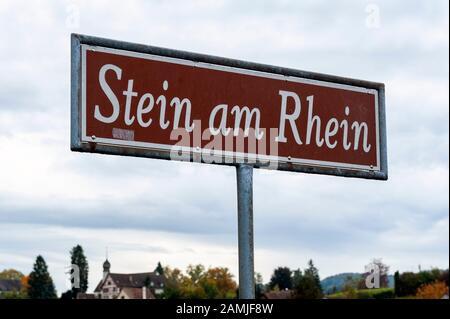 Wegweiser Stein Am Rhein installiert an der Anlegestelle am Rhein bei Stein Am Rhein, einer Altstadt in Schaffhausen, Schweiz Stockfoto