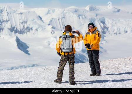 Touristen in der Gentoo Pinguin Kolonie, Mikkleson Harbour, Antarktis Stockfoto