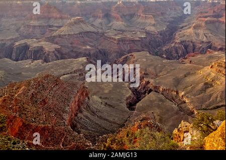 Ein Blick auf Den Hellen Angel Canyon vom Südrand, der in den Colorado River im Grand Canyon bei Twilight einläuft. Stockfoto