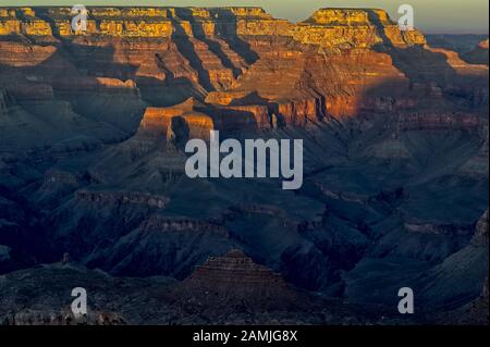 Der Grand Canyon liegt in der Nähe von Sundown vom Yaki Point, der sich am Südrand befindet. Stockfoto