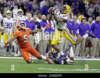 New Orleans, Vereinigte Staaten. Januar 2020. Lsu Tigers Sicherheitszuschuss Delpit (7) klopft den Ball weg von Clemson Tigers Wide Receiver Tee Higgins (5), aber die Tigers wurden im ersten Viertel des College-Nationalmeisterschaftsspiels im Superdome in New Orleans, Louisiana am Montag, 13. Januar 2020, auf dem Spiel markiert. Foto von AJ Sisco/UPI Credit: UPI/Alamy Live News Stockfoto