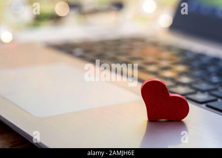 Rotes Herz auf Computer Tastatur weiches Bokeh. Internet-dating, Valentines Tag Konzept mit Copyspace. Stockfoto