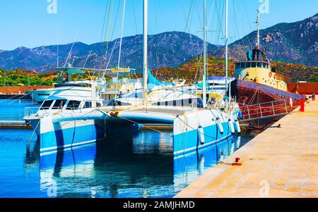 Hafen mit Katamaran und Jachten in Villasimius Süd-Sardinien Reflex Stockfoto