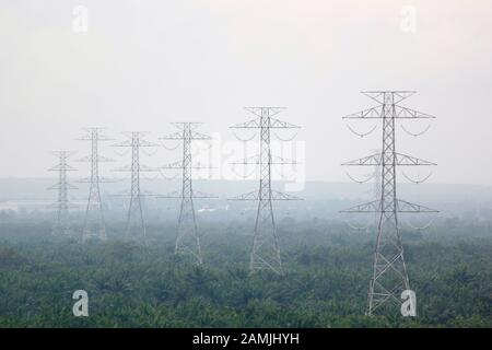 Hochspannungs-Elektroturm im Nebelbereich Stockfoto