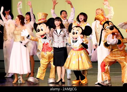 Urayasu, Japan. Januar 2020. Die Disney-Figuren Mickey und Minnie Mouse mit Tänzern singen und tanzen, um im Disneyland Tokio zwanzig Jahre alte Menschen zu feiern, um an der Zeremonie Für Den Kommenden Tag teilzunehmen, um am Montag, 13. Januar 2020 ihre Initiation für das Erwachsenenalter in Urayasu, der Vorstadt Tokios, zu feiern. 1,22 Millionen Menschen, die 20 Menschen umdrehten, feierten in ganz Japan. Credit: Yoshio Tsunoda/AFLO/Alamy Live News Stockfoto