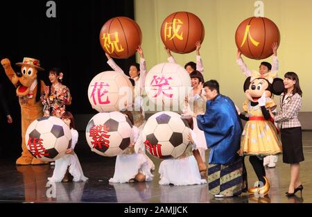 Urayasu, Japan. Januar 2020. Disney-Charakter Minnie Mouse singt und tanzt mit zwanzig Jahren im Tokyo Disneyland, um an der Zeremonie Zum Kommenden Tag teilzunehmen, um am Montag, dem 13. Januar 2020, in Urayasu, der Vorstadt Tokios, ihre Initiation ins Erwachsenenalter zu feiern. 1,22 Millionen Menschen, die 20 Menschen umdrehten, feierten in ganz Japan. Credit: Yoshio Tsunoda/AFLO/Alamy Live News Stockfoto