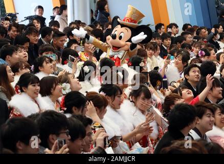 Urayasu, Japan. Januar 2020. Der Disney-Charakter Mickey Mouse feiert im Disneyland Tokio zwanzig Jahre alte Menschen, um am Montag, den 13. Januar 2020 in Urayasu, der Vorstadt Tokios, an der Zeremonie Für Den Kommenden Tag teilzunehmen, um ihre Initiation ins Erwachsenenalter zu feiern. 1,22 Millionen Menschen, die 20 Menschen umdrehten, feierten in ganz Japan. Credit: Yoshio Tsunoda/AFLO/Alamy Live News Stockfoto