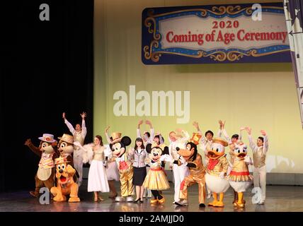 Urayasu, Japan. Januar 2020. Die Disney-Figuren Mickey und Minnie Mouse mit Tänzern feiern im Tokyo Disneyland zwanzig Jahre alte Menschen, um an der Zeremonie Zum Kommenden Tag teilzunehmen, um am Montag, 13. Januar 2020, in Urayasu, der Vorstadt Tokios, ihre Initiation für das Erwachsenenalter zu feiern. 1,22 Millionen Menschen, die 20 Menschen umdrehten, feierten in ganz Japan. Credit: Yoshio Tsunoda/AFLO/Alamy Live News Stockfoto