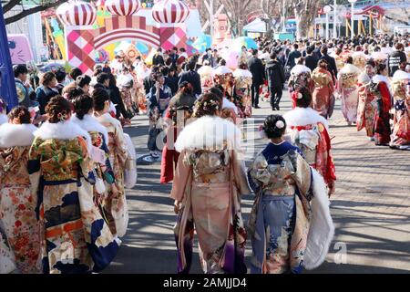 Tokio, Japan. Januar 2020. Die zwanzig Jahre alten japanischen Frauen in bunten Kimono-Kleidern kommen im Freizeitpark Toshimaen an, um an der Zeremonie Zum Kommenden Tag teilzunehmen, um am Montag, den 13. Januar 2020 in Tokio ihre Initiation für das Erwachsenenalter zu feiern. 1,22 Millionen Menschen, die 20 Menschen umdrehten, feierten in ganz Japan. Credit: Yoshio Tsunoda/AFLO/Alamy Live News Stockfoto