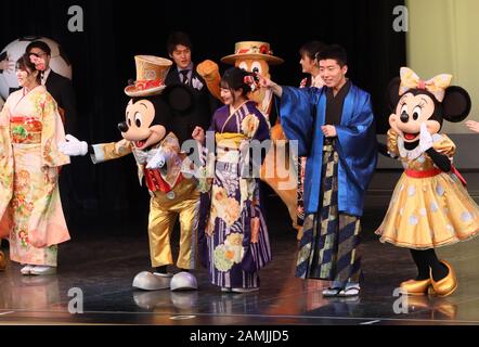 Urayasu, Japan. Januar 2020. Disney-Figuren Mickey und Minnie Mouse singen und tanzen mit zwanzig Jahren im Tokyo Disneyland, um an der Zeremonie Zum Kommenden Tag teilzunehmen, um am Montag, 13. Januar 2020, in Urayasu, der Vorstadt Tokios, ihre Initiation für das Erwachsenenalter zu feiern. 1,22 Millionen Menschen, die 20 Menschen umdrehten, feierten in ganz Japan. Credit: Yoshio Tsunoda/AFLO/Alamy Live News Stockfoto