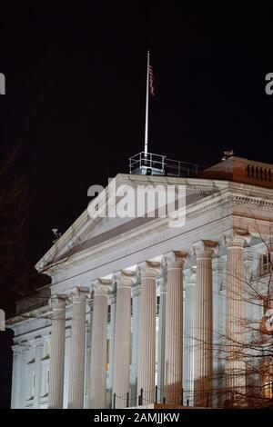 Washington, DC, USA. Januar 2020. Das Foto, das am 13. Januar 2020 aufgenommen wurde, zeigt das US-Finanzministerium in Washington, DC, den Vereinigten Staaten. Die Vereinigten Staaten haben laut einem am Montag veröffentlichten Bericht des US-Finanzministeriums ihre Bezeichnung China als Währungsmanipulator fallen gelassen. Kredit: Liu Jie/Xinhua/Alamy Live News Stockfoto