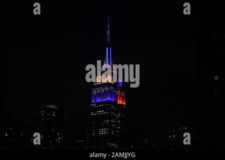 New York, NY, USA. Januar 2020. Der Empire-State-Gebäudeturm wird in den Farben von LSU und Clemson beleuchtet, um die NCAA Football 2020 College Football Playoff National Championship am 13. Januar 2020 in New York zu feiern. Kredit: Bryan Smith/ZUMA Wire/Alamy Live News Stockfoto