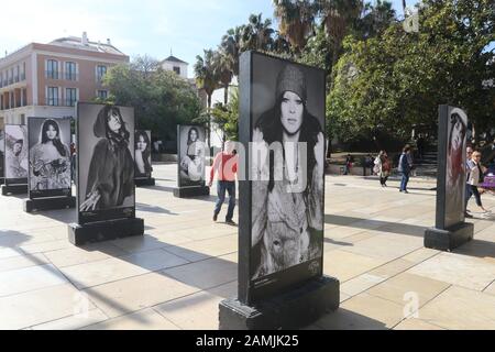 13. Januar 2020: 13. januar 2020 (Málaga) La malagueÃ±a Pepa Flores, besser bekannt als Marisol, erhält am 25. Januar in ihrer Heimatstadt die Goya de Honor 2020. Anlässlich dieser Anerkennung veranstaltet die Straße Alcazabilla seit Montag eine Fotoausstellung zu Ehren des Künstlers, dessen Erinnerung mehrere Generationen geprägt und in ihren Bann gezogen hat.Die Ausstellung, Bestehend aus 34 Schnappschüssen des Fotografen César Lucas, die von der Polizeistation Sylvie Imbert ausgewählt wurden, Wird bis zum 30. Januar im historischen Zentrum der Hauptstadt zur Verfügung stehen. Damit will die Filmakademie das Wesentliche widerspiegeln Stockfoto