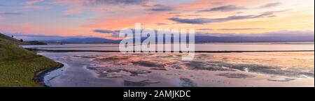 Panoramablick auf Coyote Hills und Saline Verdunstungsteiche mit Dumbarton Bridge im Hintergrund bei Winteruntergang. Stockfoto