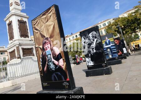 13. Januar 2020: 13. Januar 2020 (Málaga) Malaga kleidet sich an, um die Goya Awards zu erhalten die Plaza de la Merced begrüßt Fotos der aufregendsten Momente, die in früheren Ausgaben gelebt wurden. Die Stadtausstellung mit dem Titel "Die Emotionen des Goya" kann bis zum 30. Januar besichtigt werden. Es gibt 38 großformatige Schnappschüsse, in denen einige der Protagonisten dieser Auszeichnungen in den letzten Jahren verewigt wurden.Die große Nacht des spanischen Kinos findet am 25. Januar in Málaga statt. Dann wird es wieder einzigartige Momente geben, die in der Geschichte dieser Auszeichnungen für immer eingraviert bleiben werden. Stockfoto